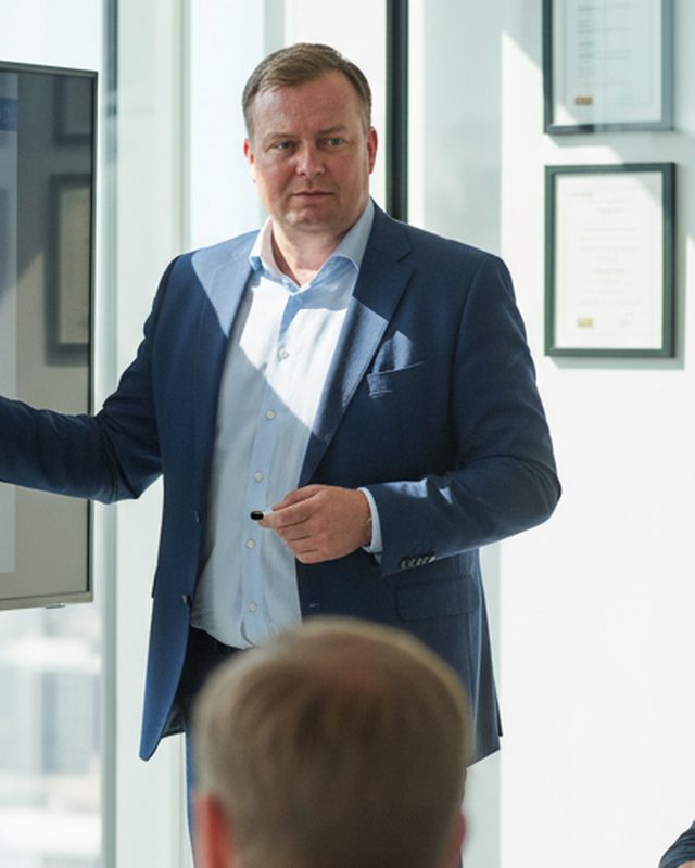 Jesper presenting in a client meeting